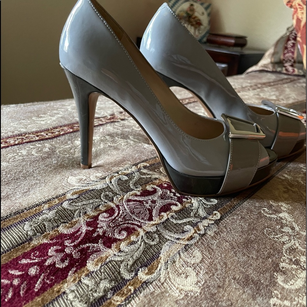 Business attire heels. Size 7 1/2. Light gray & gray color. Heels are scuffed up